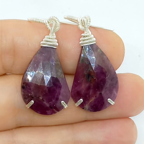 Faset kesim damla Yakut Gümüş aparatlı el yapımı küpe Faset kesim damla Yakut Gümüş aparatlı el yapımı küpe