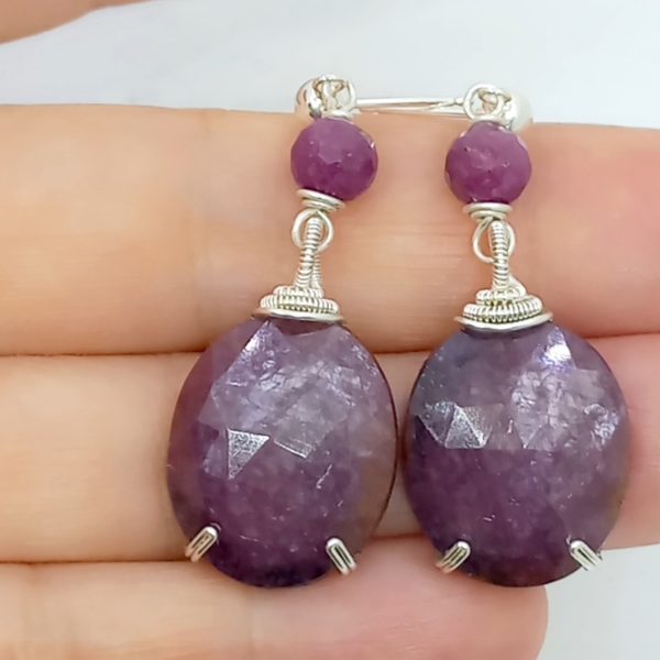 Faset kesim oval Yakut Gümüş aparatlı el yapımı küpe Faset kesim oval Yakut Gümüş aparatlı el yapımı küpe