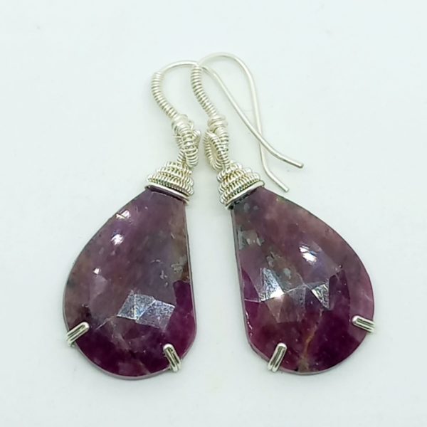 Faset kesim damla Yakut Gümüş aparatlı el yapımı küpe Faset kesim damla Yakut Gümüş aparatlı el yapımı küpe