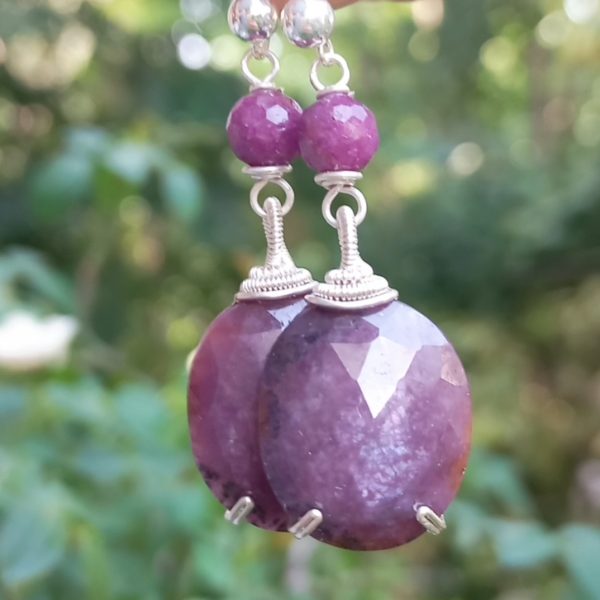 Faset kesim oval Yakut Gümüş aparatlı el yapımı küpe Faset kesim oval Yakut Gümüş aparatlı el yapımı küpe