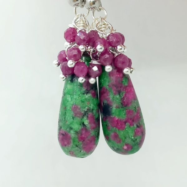 Rubyzoisit Yakut çelik aparatlı el yapımı küpe Rubyzoisit Yakut çelik aparatlı el yapımı küpe