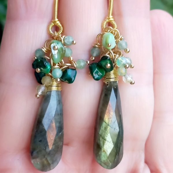 Labradorit el yapımı küpe a Labradorit el yapımı küpe a