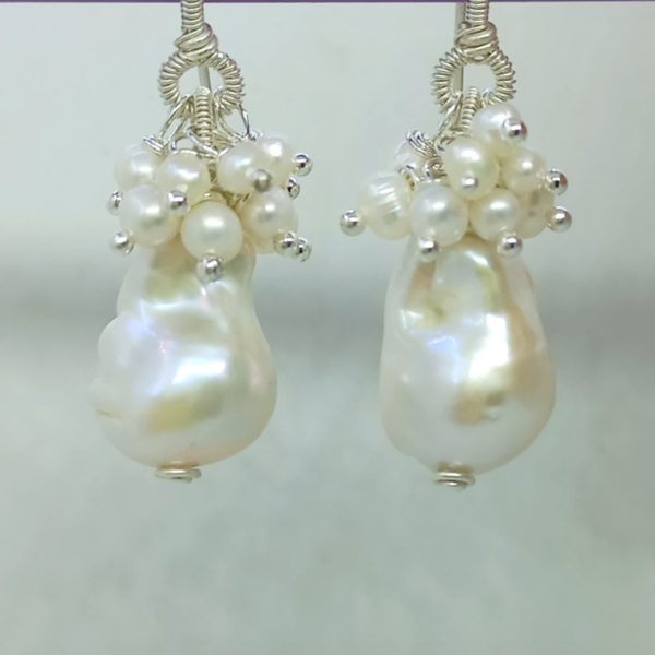 Barok ve kum İnci gümüş aparatlı el yapımı küpe Barok ve kum İnci gümüş aparatlı el yapımı küpe