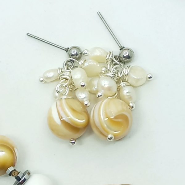 Sedef doğal İnci çelik aparatlı el yapımı küpe Sedef doğal İnci çelik aparatlı el yapımı küpe