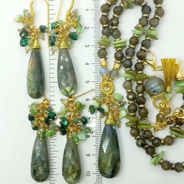 Labradorit el yapımı küpe a Labradorit el yapımı küpe a