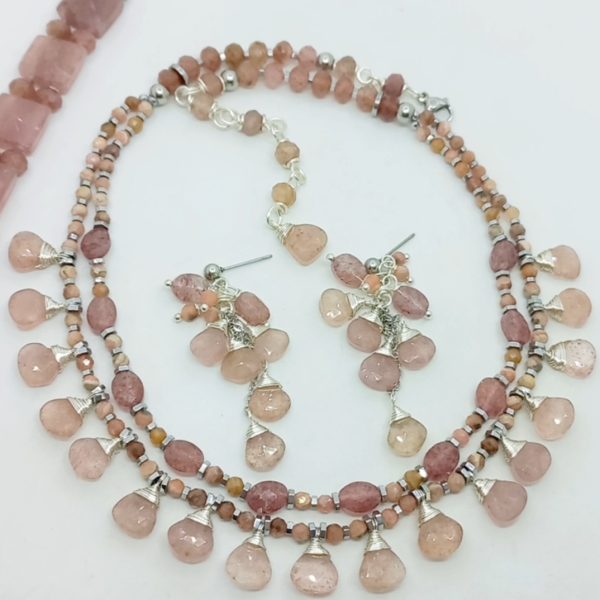 Hindistan el kesimi faset kesimli damla çilek kuvars taşlar; altı ve üç milim ebatlı faset kesim rondela çilek kuvars, Hematit taşlar birlikte çalışılarak, çelik aparat ve gümüş kaplama materyaller ile 43 cm uzunluğunda tasarlanmış EL YAPIMI kolye.