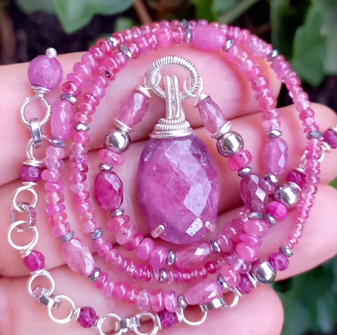 Yakut Spinel Hematit el yapımı çelik aparatlı kolye